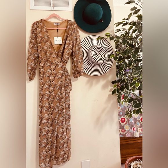 It’s a beautiful Ebby And I long maxi dress.Great for summer& vacay👗 - Picture 3 of 3